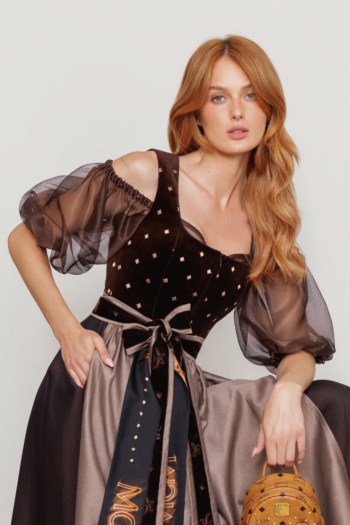 Dirndlbluse Carmen aus Chiffon in Schokobraun mit Puffarm
