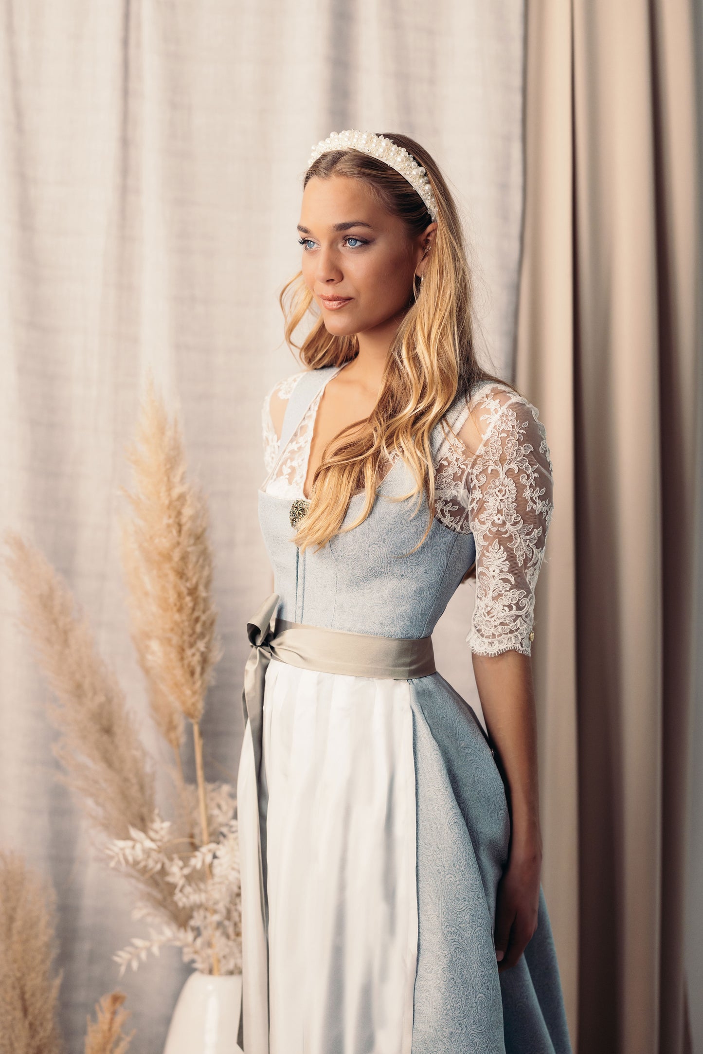 Dirndl Lola mit Schürze
